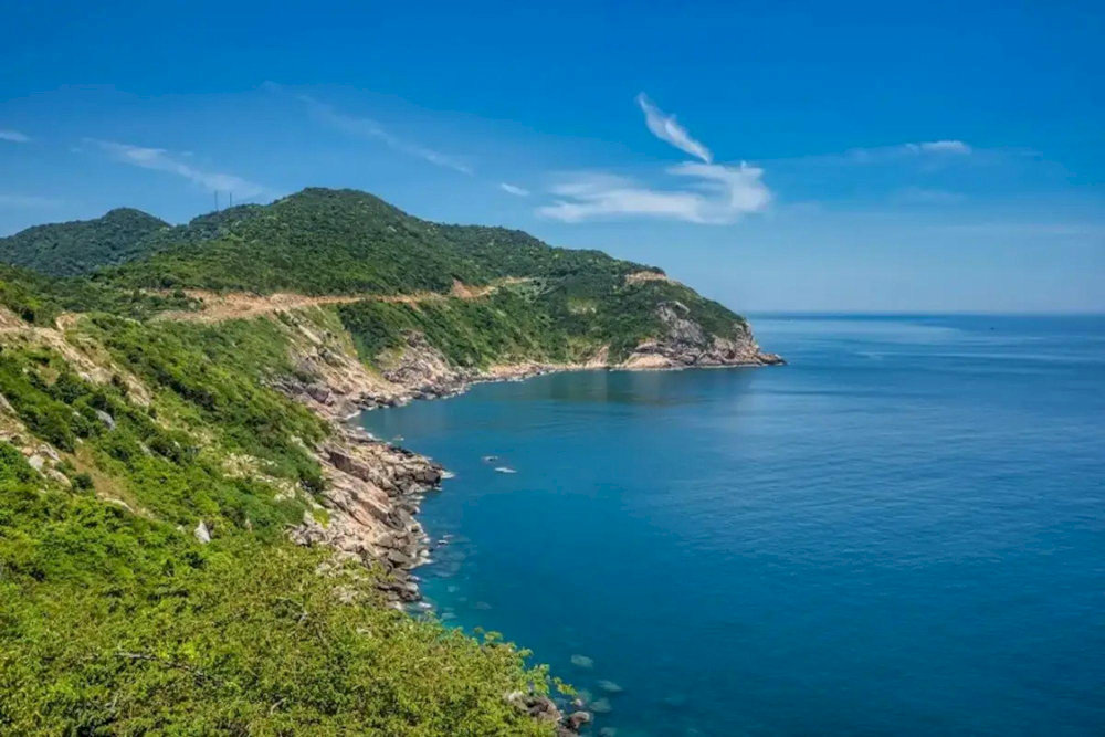 Eo Gio reveals Cham Island’s wild beauty where mountains meet the sea